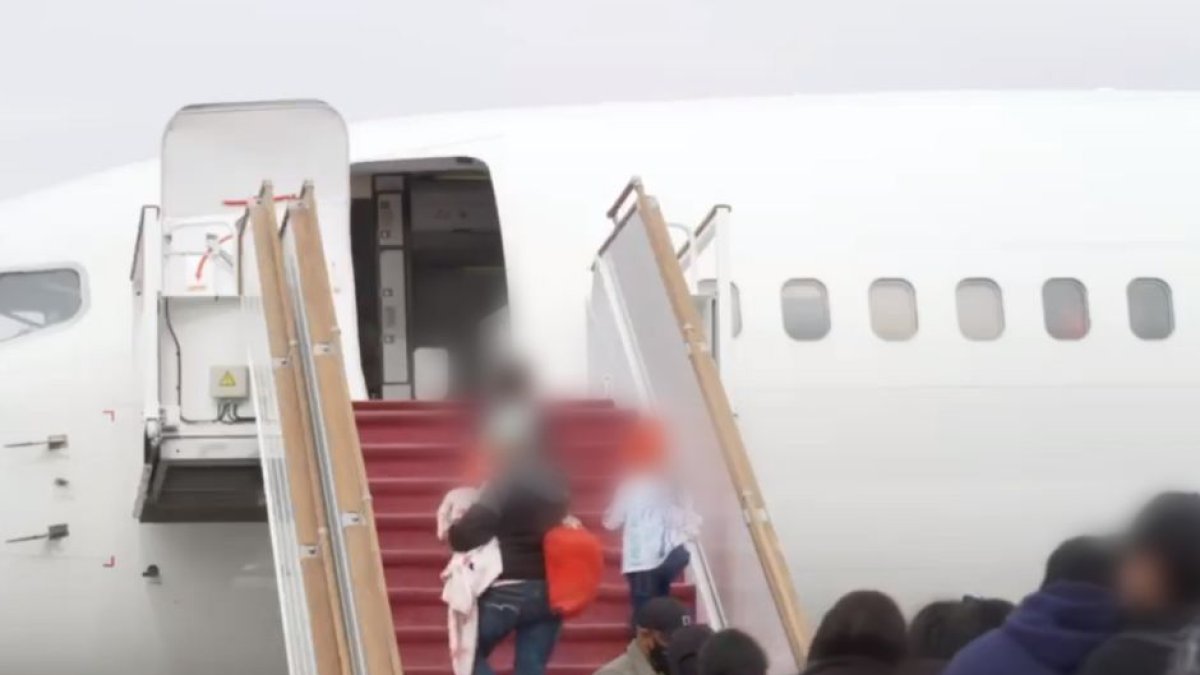 Texas envía el primer vuelo de inmigrantes a Chicago | Captura de pantalla del X (Twitter) del gobernador Abbott