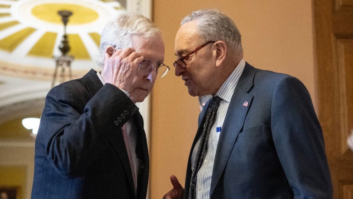 Chuck Schumer y Mitch McConnell ((Photo by ANDREW CABALLERO-REYNOLDS / AFP)