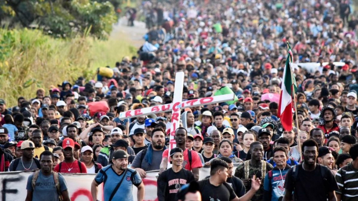 Miles de inmigrantes marchando en caravana el pasado