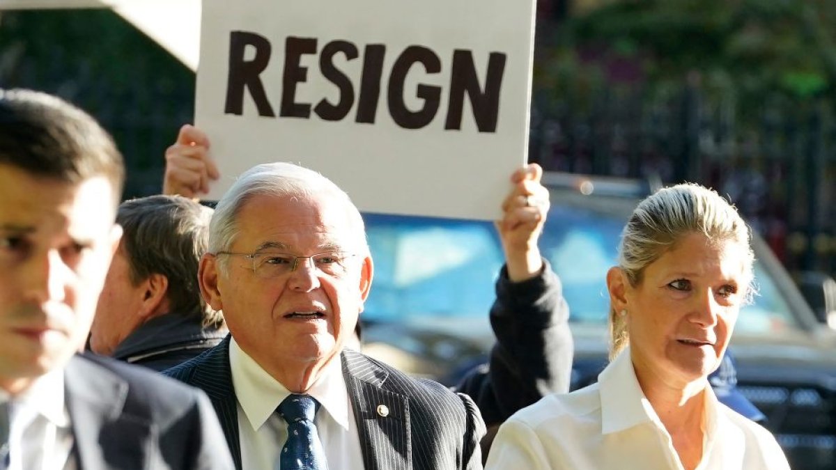 El senador demócrata Bob Menéndez y su esposa Nadine Arslanian, acusados por corrupción. (AFP)