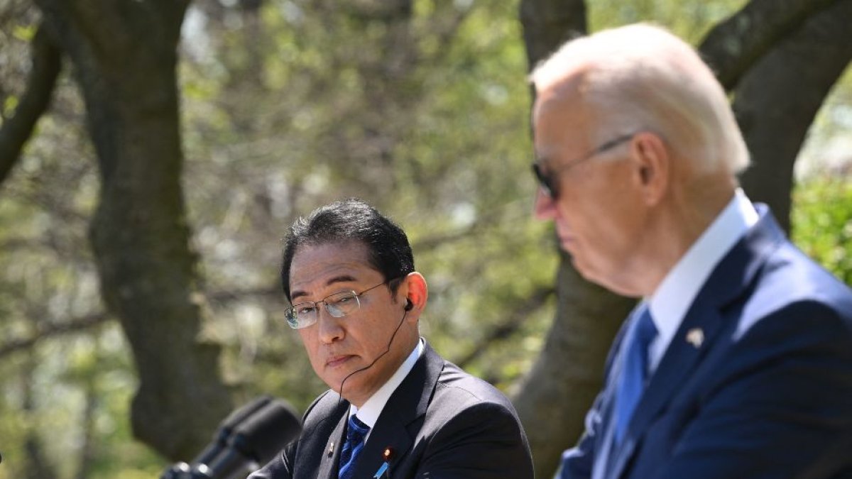 El primer ministro japonés Fumio Kishida escucha un discurso de Biden. (AFP)