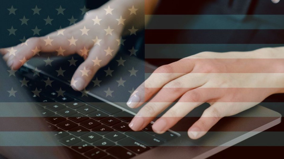 Laptop y bandera estadounidense (Pexels - Canva)