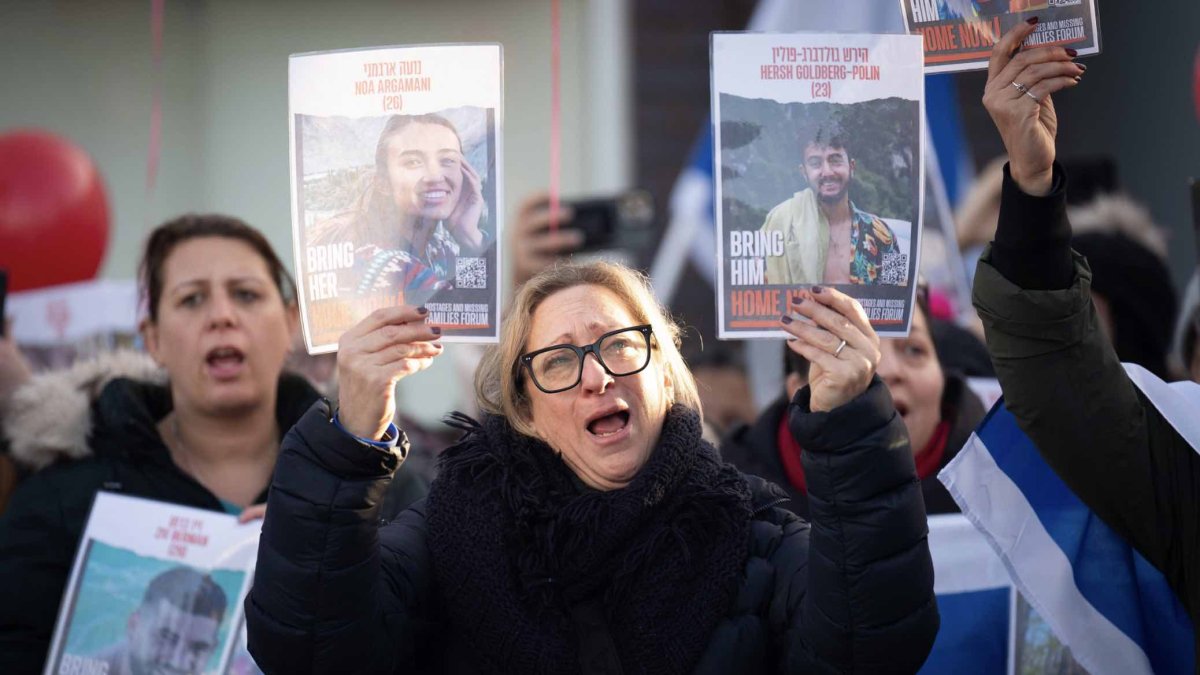 Miembros de la Comunidad Judía durante una vigilia  December 8, 2023.