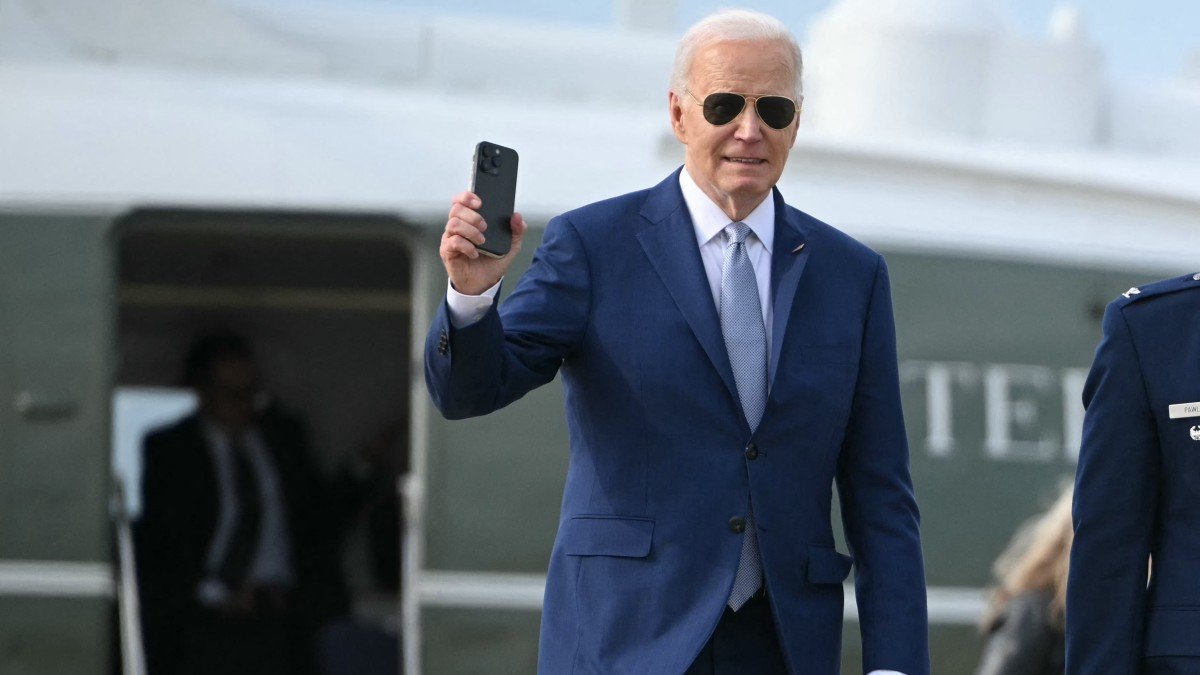 US President Joe Biden gestures as he makes his way to board Air Force One before departing from Joint Base Andrews in Maryland on May 9, 2024. - Biden is heading to the West coast for campaign fundraisers in San Francisco and Seattle. (Photo by Mandel NGAN / AFP)