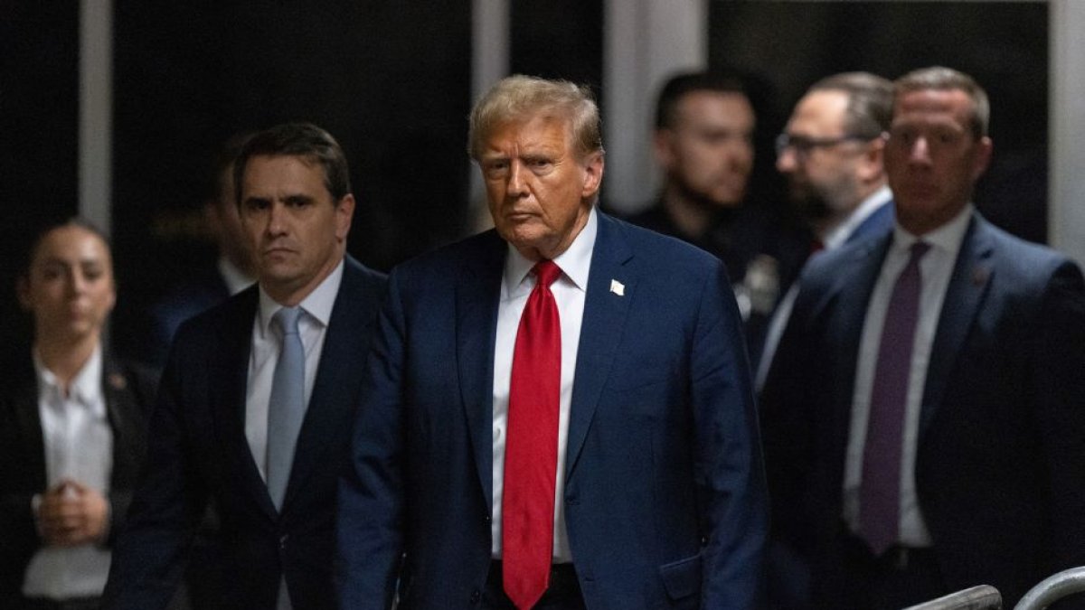 El expresidente Donald Trump sale del juzgado en Nueva York. (AFP)