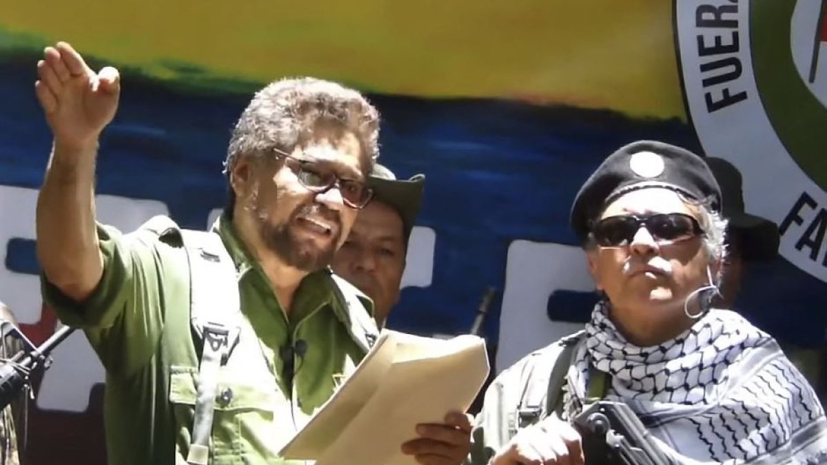 Esta captura de pantalla tomada de YouTube y publicada el 29 de agosto de 2019 muestra al guerrillero de las FARC colombianas Iván Márquez (I). (Créditos: HO / YOUTUBE / AFP)