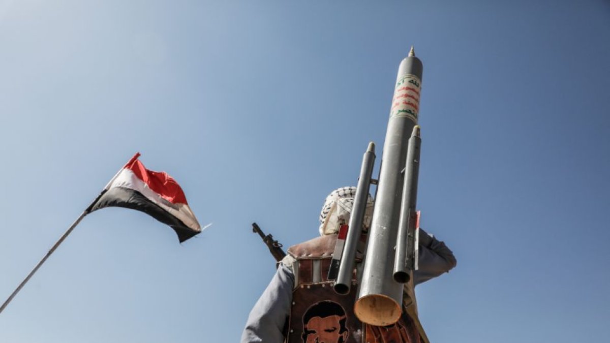 29 de enero de 2024, Yemen, Saná: terroristas armados de la milicia hutí respaldada por Irán participan en una manifestación contra Estados Unidos e Israel. (Cordon Press)