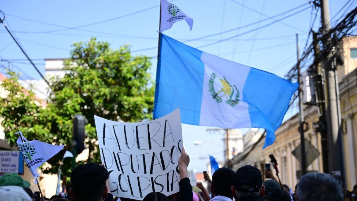 Simpatizantes de Bernardo Arévalo, presidente electo de Guatemala, muestran su apoyo en las calles mientas critican al Congreso. (AFP)