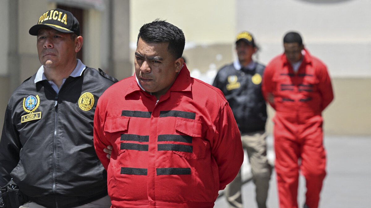 Peruvian police carry out the transfer of several members of the Tren de Aragua criminal organization in Lima on October 5, 2023. (Photo by Cris BOURONCLE / AFP)