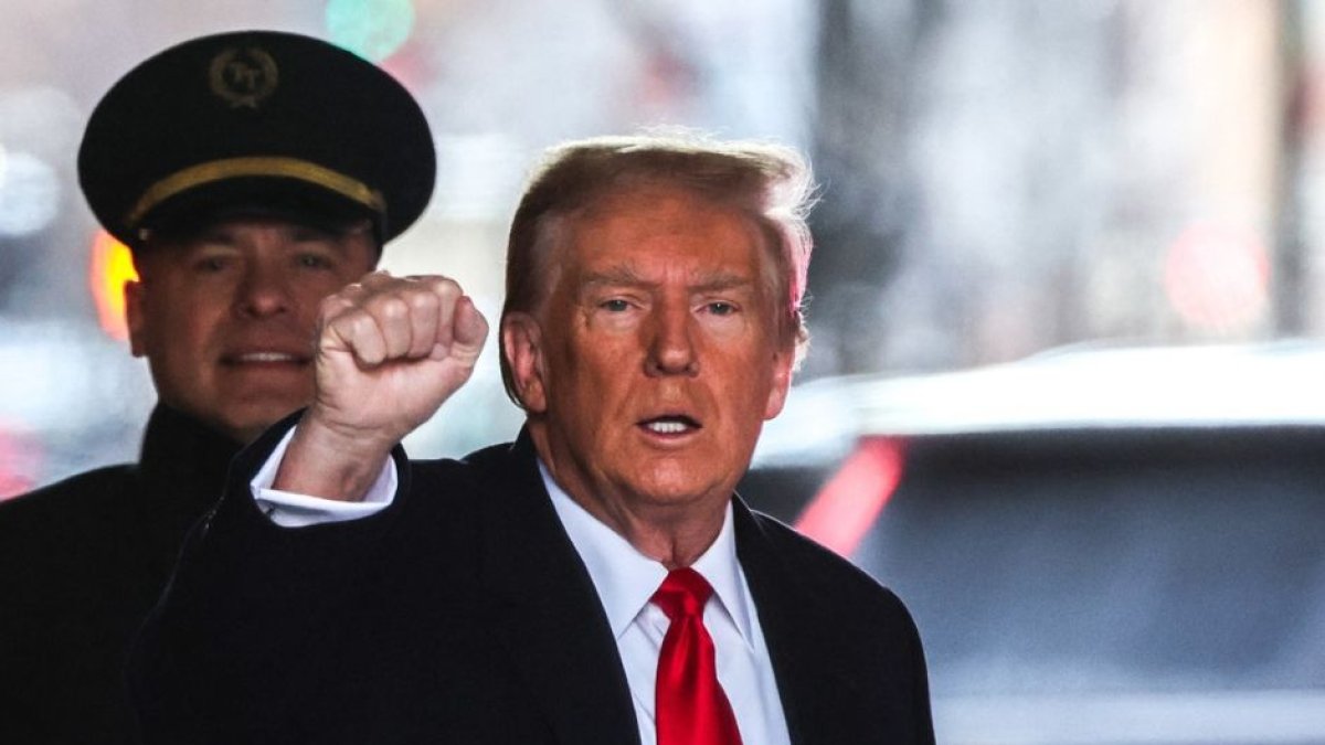 Donald Trump sale de los juzgados de NY en una imagen de archivo