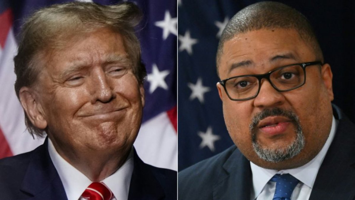 Donald Trump y el fiscal Alvin Bragg. (AFP)