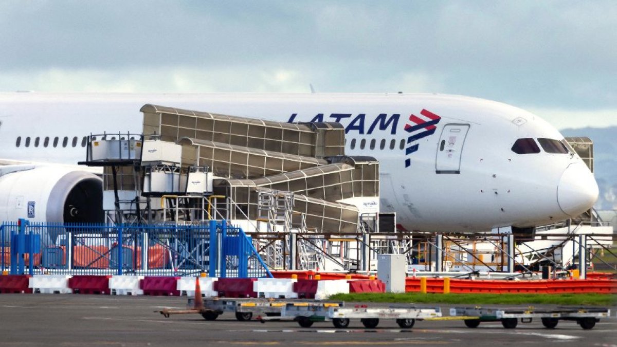 El avión Boeing 787 de LATAM Airlines que repentinamente perdió altitud en pleno vuelo. (AFP)