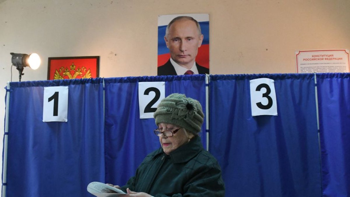(Una mujer vota en Donetsk, zona ucraniana ocupada por Rusia - AFP)