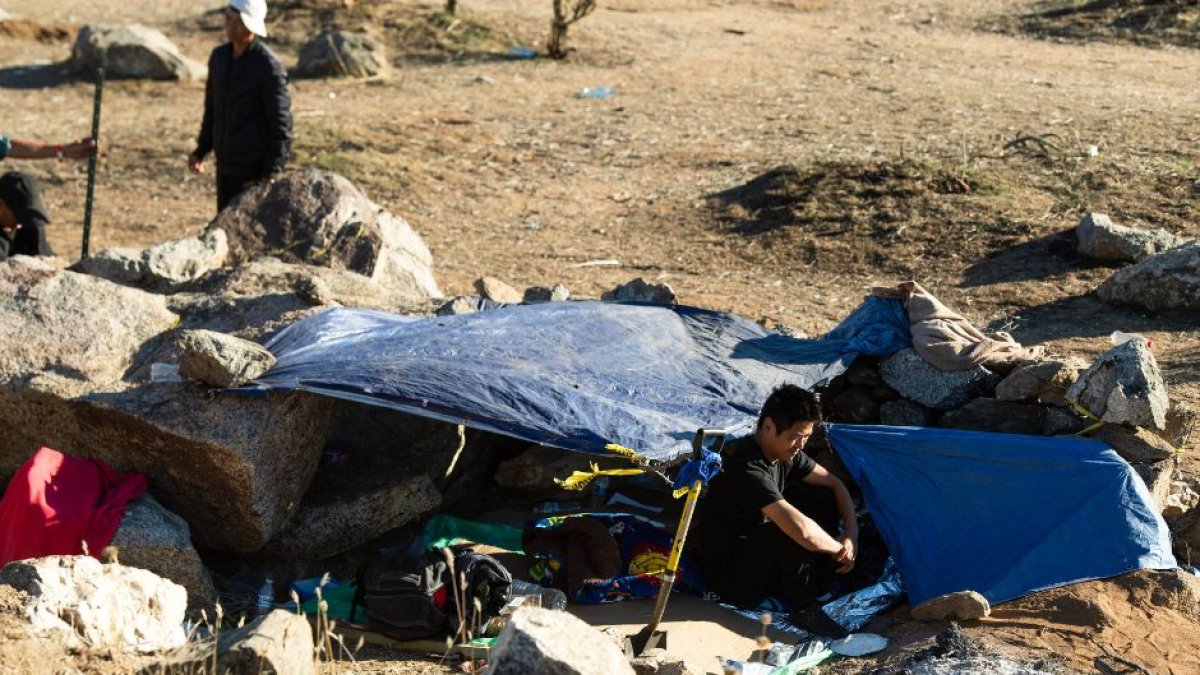 Ciudadanos chinos esperan en la parte mexicana de la frontera sur en una foto de archivo. (Valerie Macon/AFP)