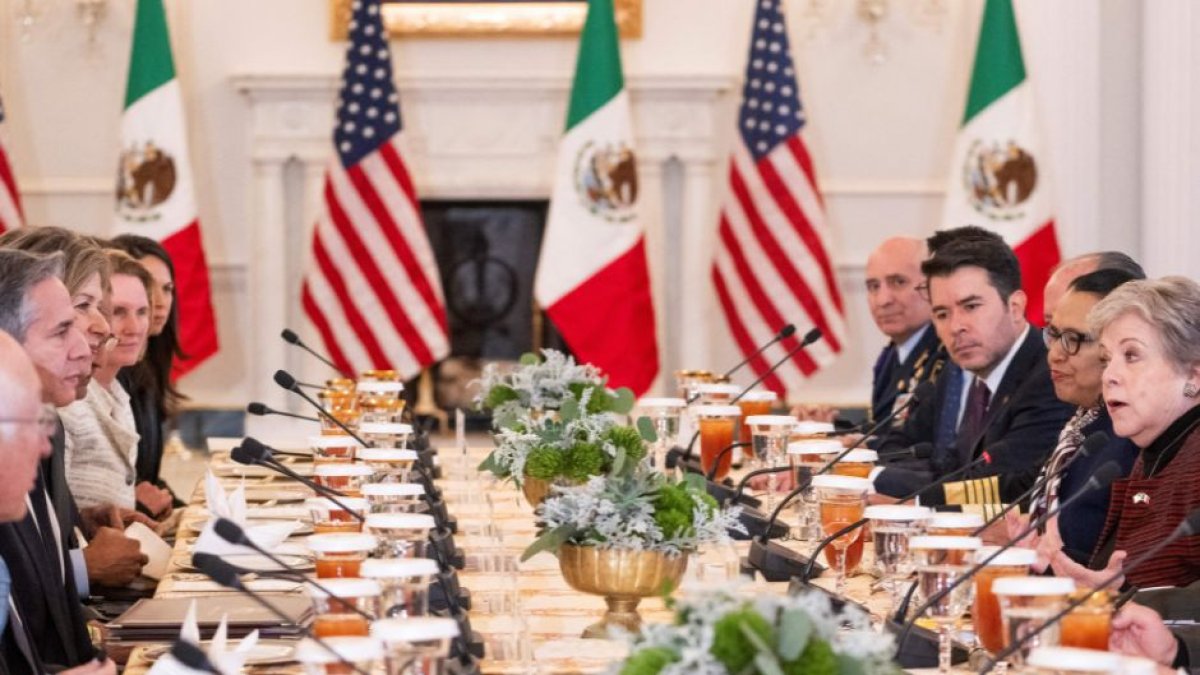 La ministra de Relaciones Exteriores de México, Alicia Bárcena (2.º por la derecha), habla durante una reunión bilateral con el Secretario de Estado de Estados Unidos, Antony Blinken (2.º por la izquierda) | ROBERTO SCHMIDT / AFP