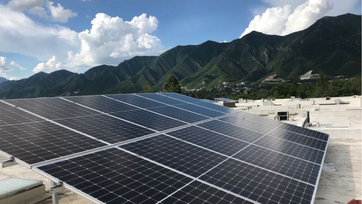 Paneles solares | Archivo/ Wikimedia Commoms Óscar Cavazos