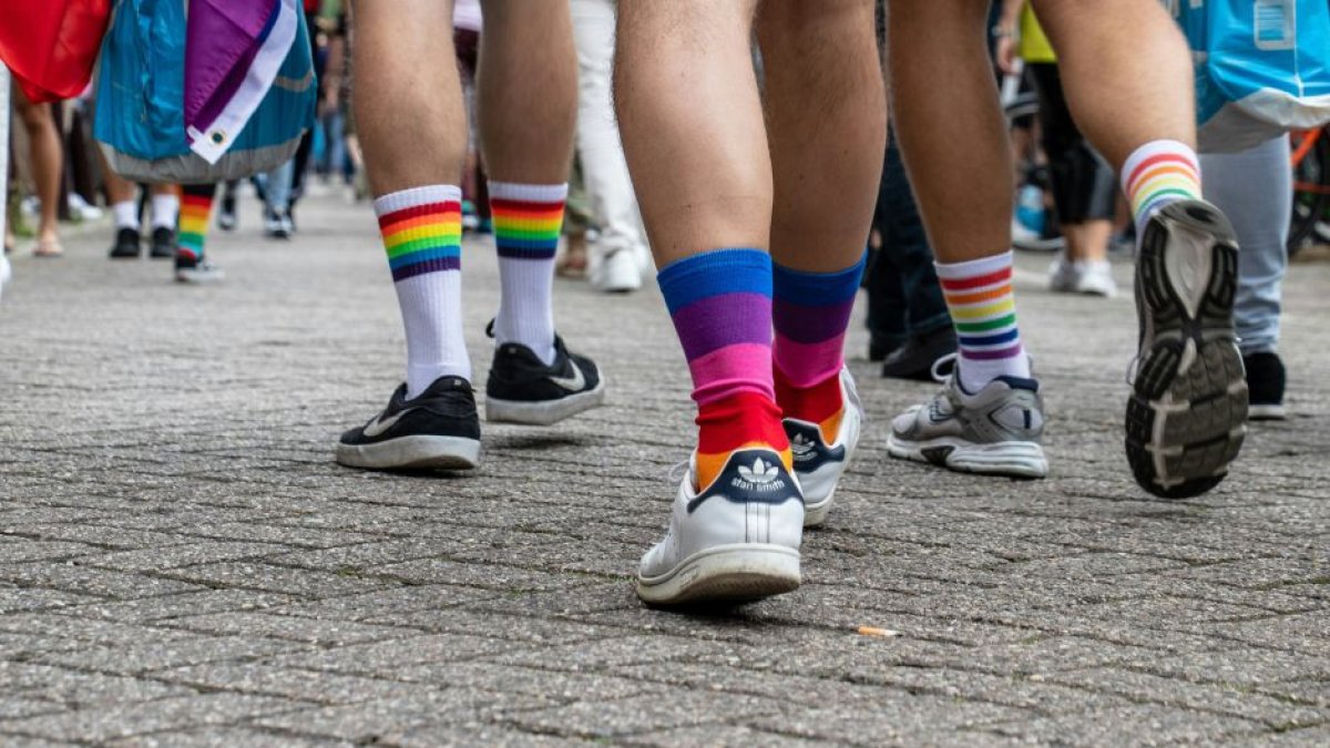 Adolescentes con medias con colores LGBT