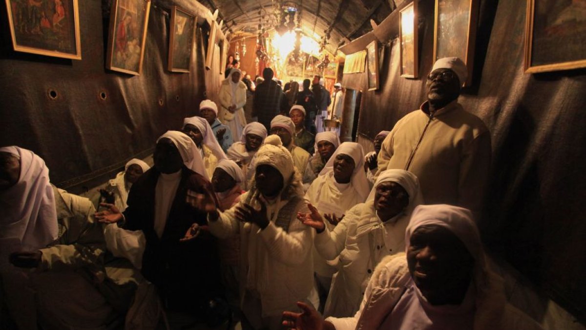 Cristianos rezando en una foto de archivo. (Cordon Press)