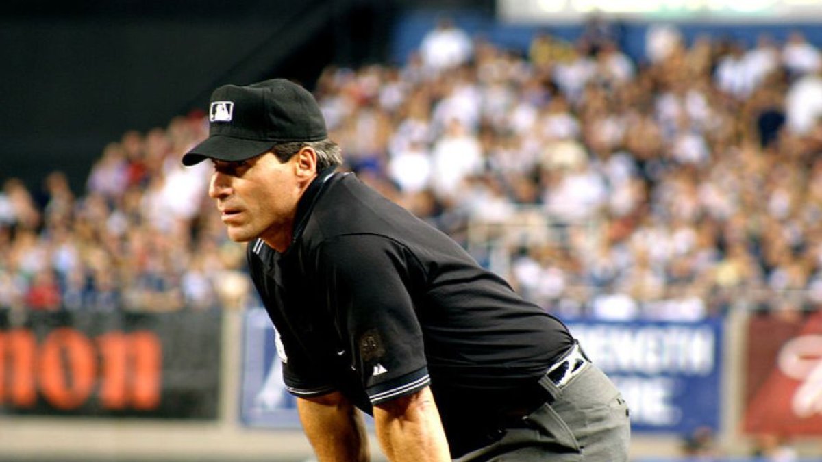 El umpire Ángel Hernández se retira de la MLB tras tres décadas de carrera