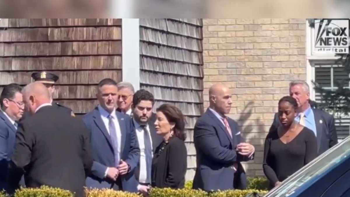 Momento en el que la gobernadora Kathy Hochul es confrontada en el funeral del agente Diller. (Captura Fox News Digital)