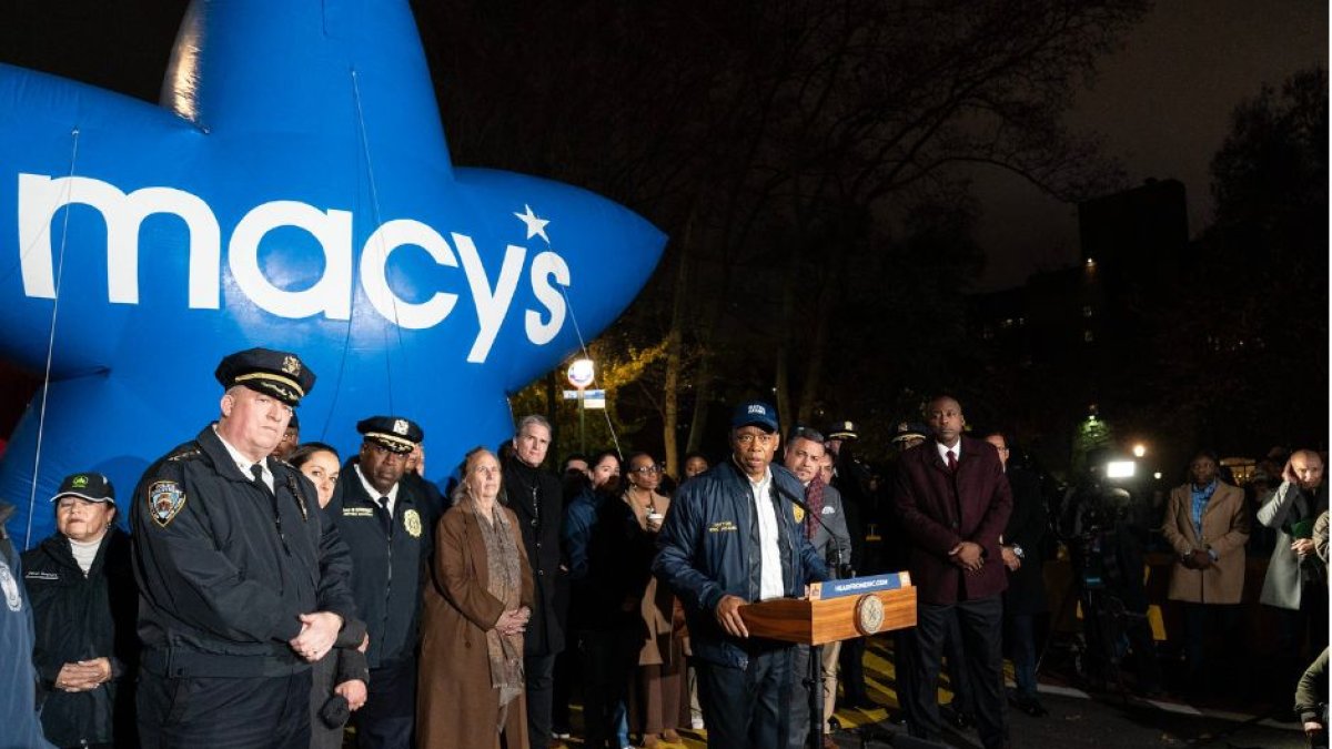 Eric Adams, junto a responsables de la Policía de NY, e una imagen de archivo. (Cordon Press)