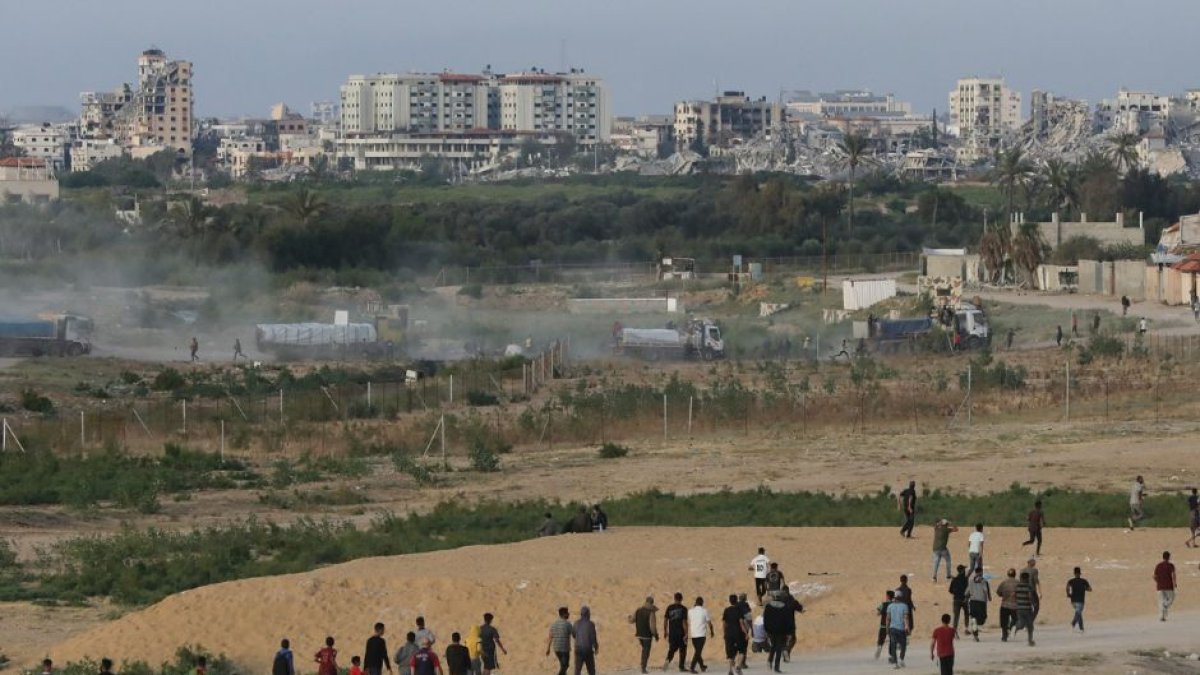 Civiles palestinos se dirigen a saquear alguno de los pocos camiones de ayuda humanitaria que lograron pasar el muelle flotante. (Cordon Press)