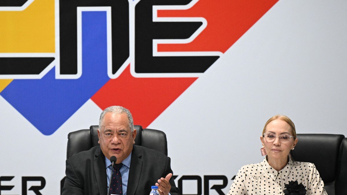 El presidente del Consejo Nacional Electoral (CNE), Elvis Amoroso, durante la rueda de prensa de este 28 de mayo. (Foto por Federico PARRA / AFP)