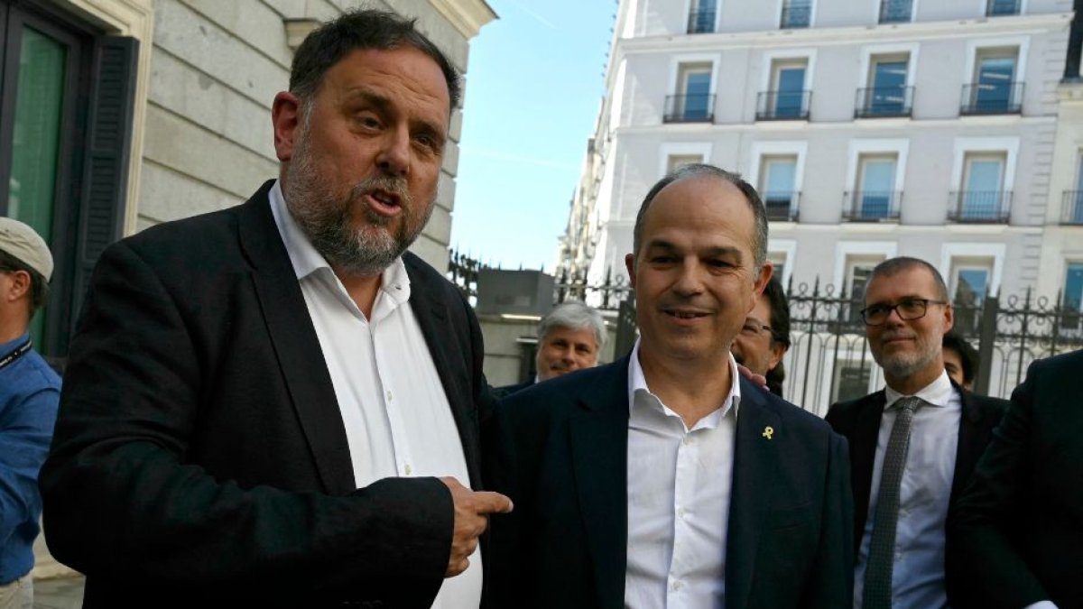 Los políticas catalanes separatistas Oriol Junqueras (l) y Jordi Turull (r) (AFP)