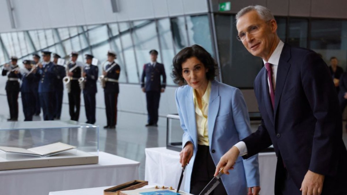 El secretario general de la OTAN, Jens Stoltenberg, y la ministra belga de Asuntos Exteriores, Hadja Lahbib (AFP)