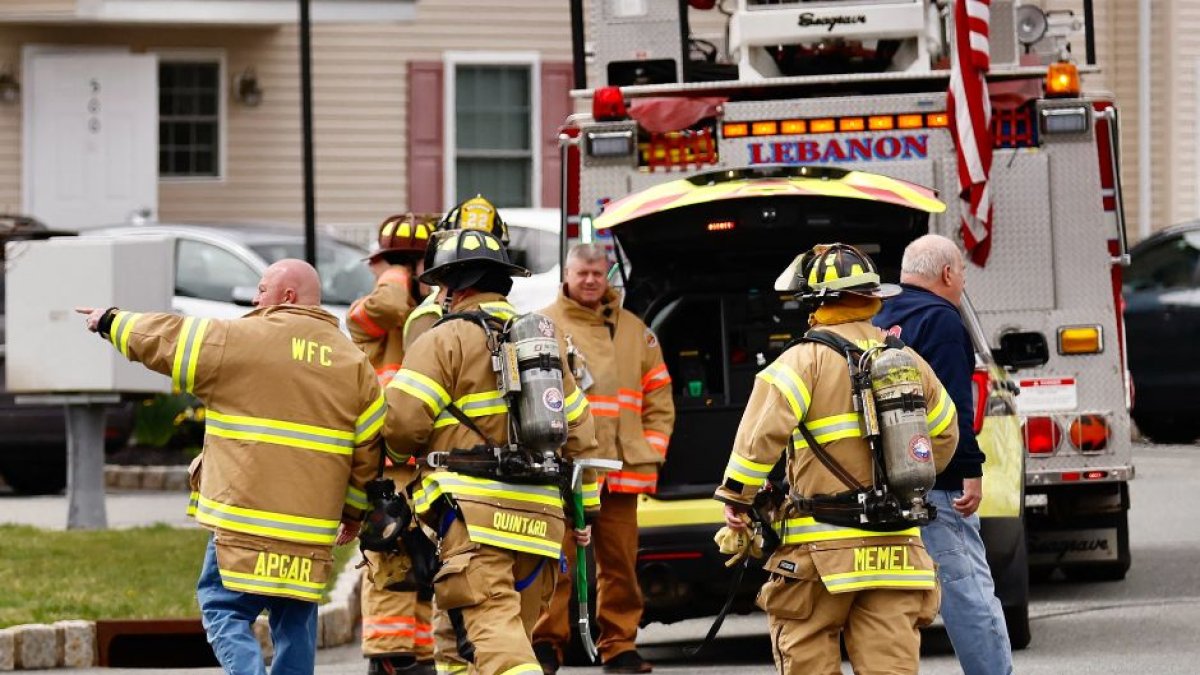Rescue workers inspect homes in Lebanon, N.J., after a 4.8-magnitude earthquake. (AFP)