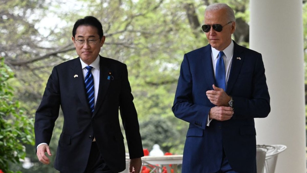 El primer ministro de Japón Fumio Kishida (d) junton con el presidente Joe Biden (i). (AFP)