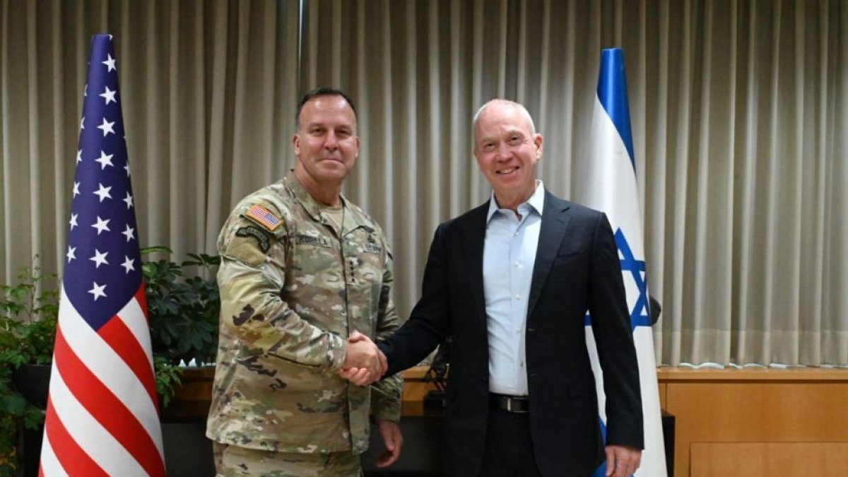 El comandante del CENTCOM, Michael Kurilla, (izquierda) con el ministro de Defensa, Yoav Gallant, (derecha) en 2023. (Ariel Hermoni - IMOD)