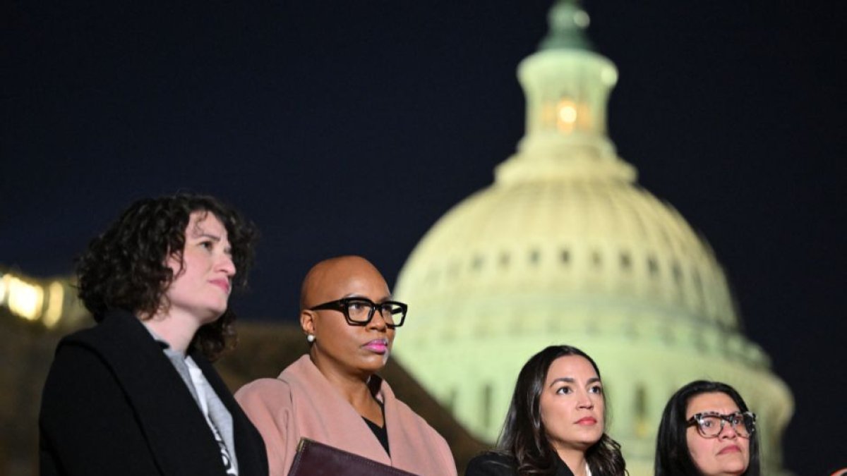 Las congresistas Ayanna Pressley, Alexandria Ocasio-Cortez y Rashida Tlaib en un acto en 2023 para pedir un alto al fuego en Gaza. (AFP)