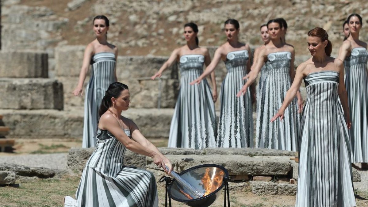 Momento del encendido de la llama olímpica 2024. (Cordon Press)