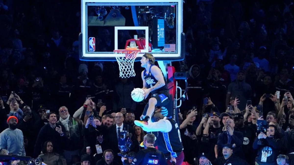 McClung salta por encima de Shaquille O'Neall. (Cordon Press)