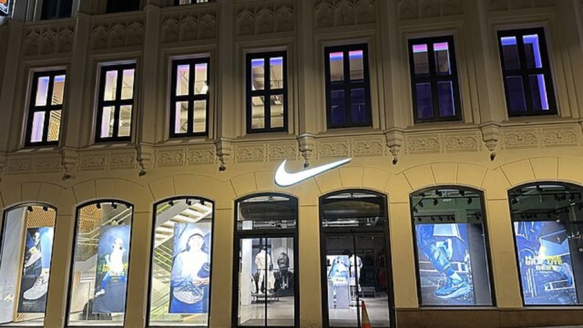 Fachada de una tienda Nike. (Wikimedia Commons)