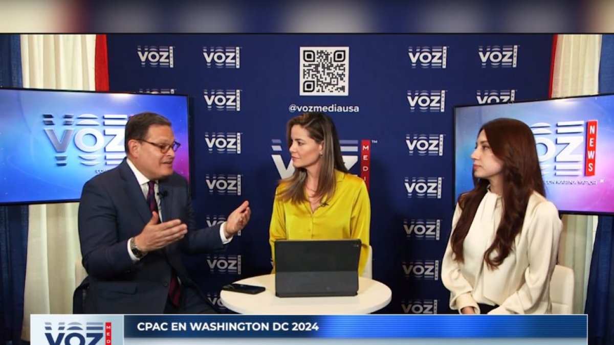 El equipo de Voz Media desde CPAC, en su estudio de televisión instalado en el evento.