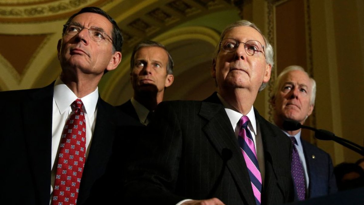 Mitch McConnell comparece ante los medios junto a los senadores John Barrasso, John Thune y John Cornyn, en una foto de archivo. (Yuri Gripas/AFP)