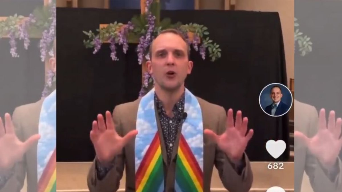Un predicador usando estolas con temática LGBT y afirmando que 