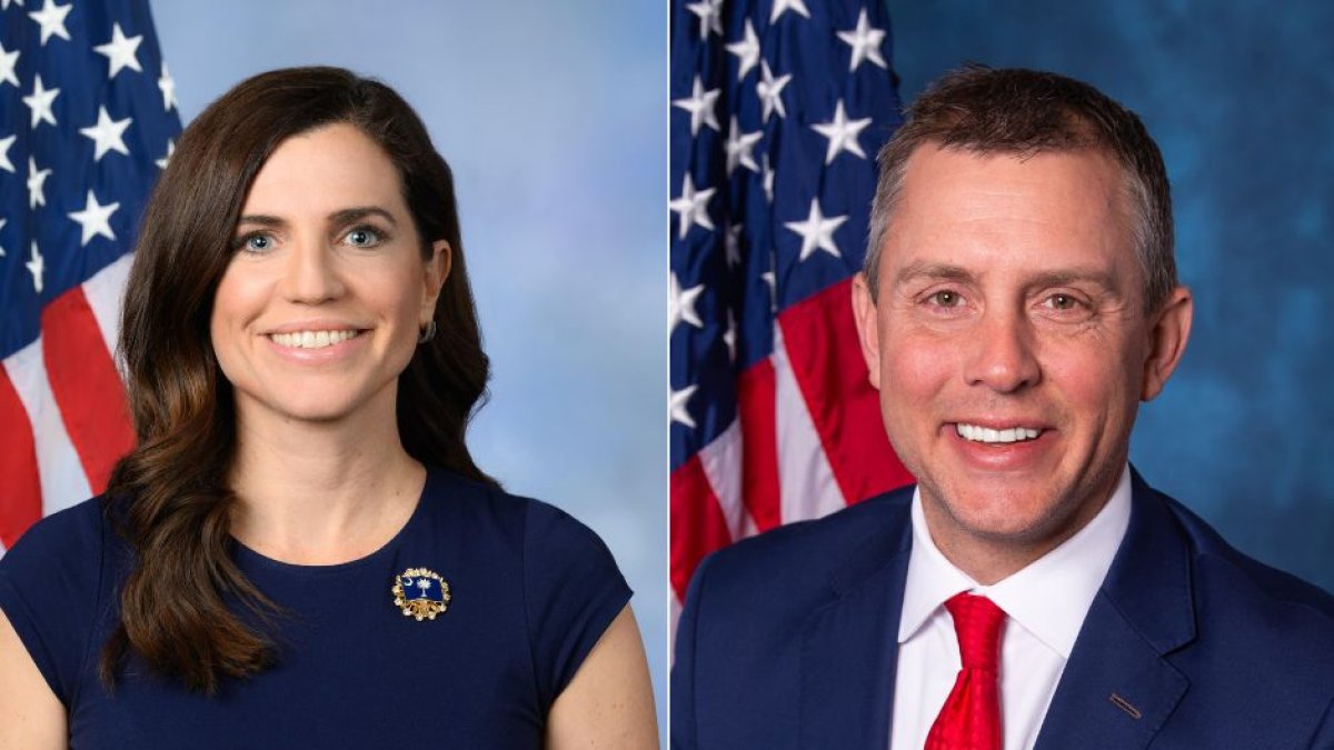 Nancy Mace (i) y Kelly Armstrong (d). (Wikimedia Commons)