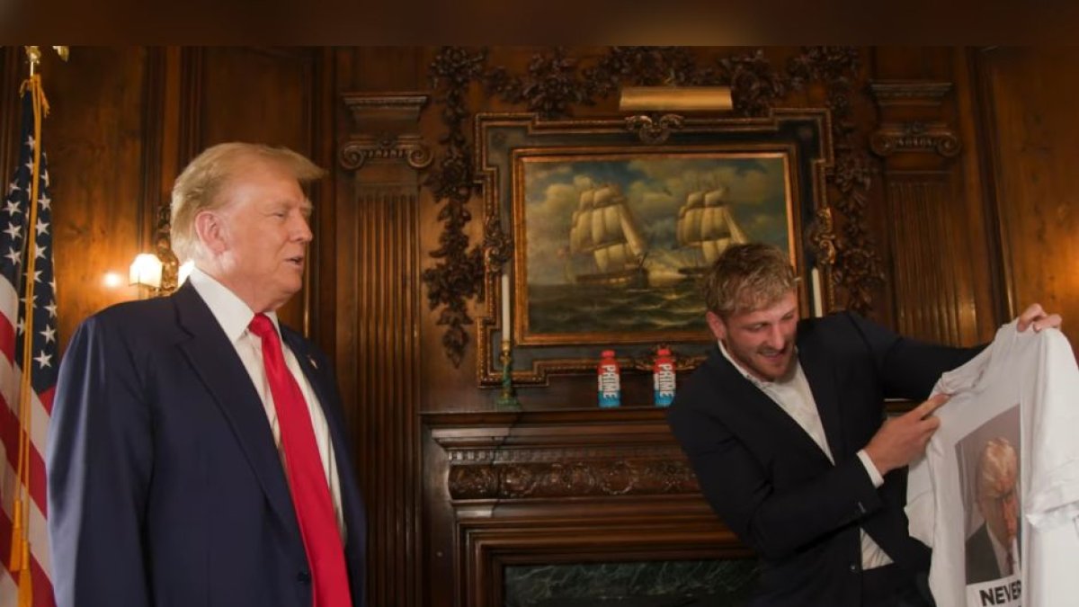 El expresidente Donald Trump le regala una camiseta a Logan Paul con su mugshot en Georgia. (Captura de pantalla / YouTube / IMPAULSIVE)