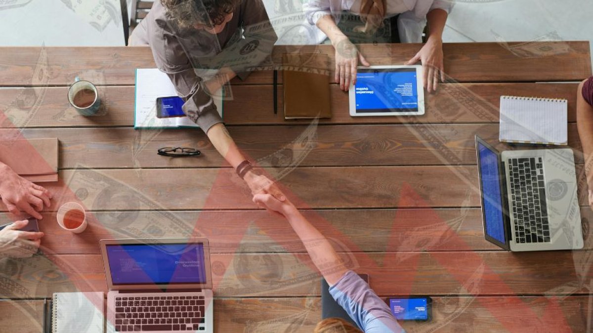 https://www.pexels.com/es-es/foto/foto-de-vista-superior-de-personas-cerca-de-la-mesa-de-madera-3183150/