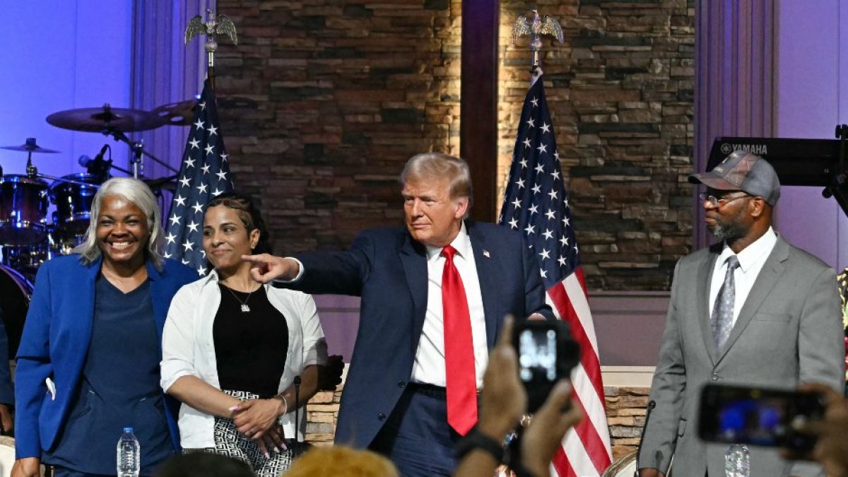 Donald Trump (centro) participa en una mesa redonda comunitaria en la Iglesia 180 en Detroit, Michigan, el 15 de junio de 2024. (AFP)