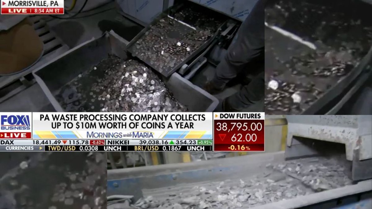Monedas recolectadas en el basurero (Captura de video - Breitbart.com / Foxbusiness.com)