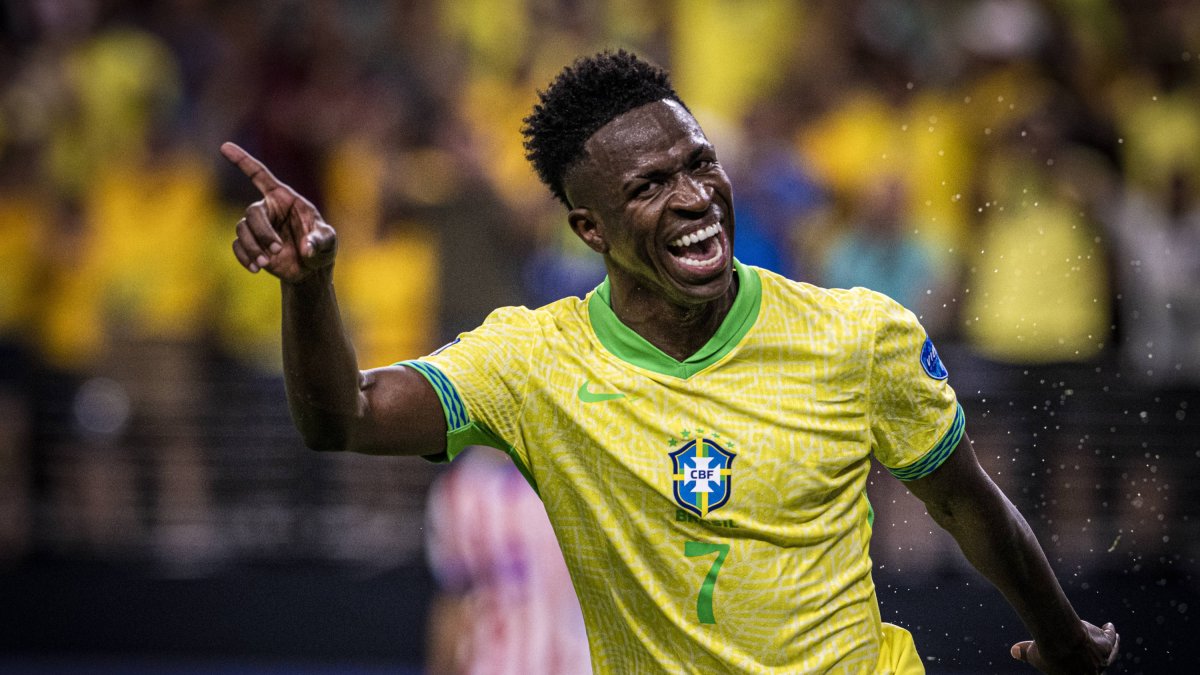 Vinicius Junior festeja un gol a Paraguay