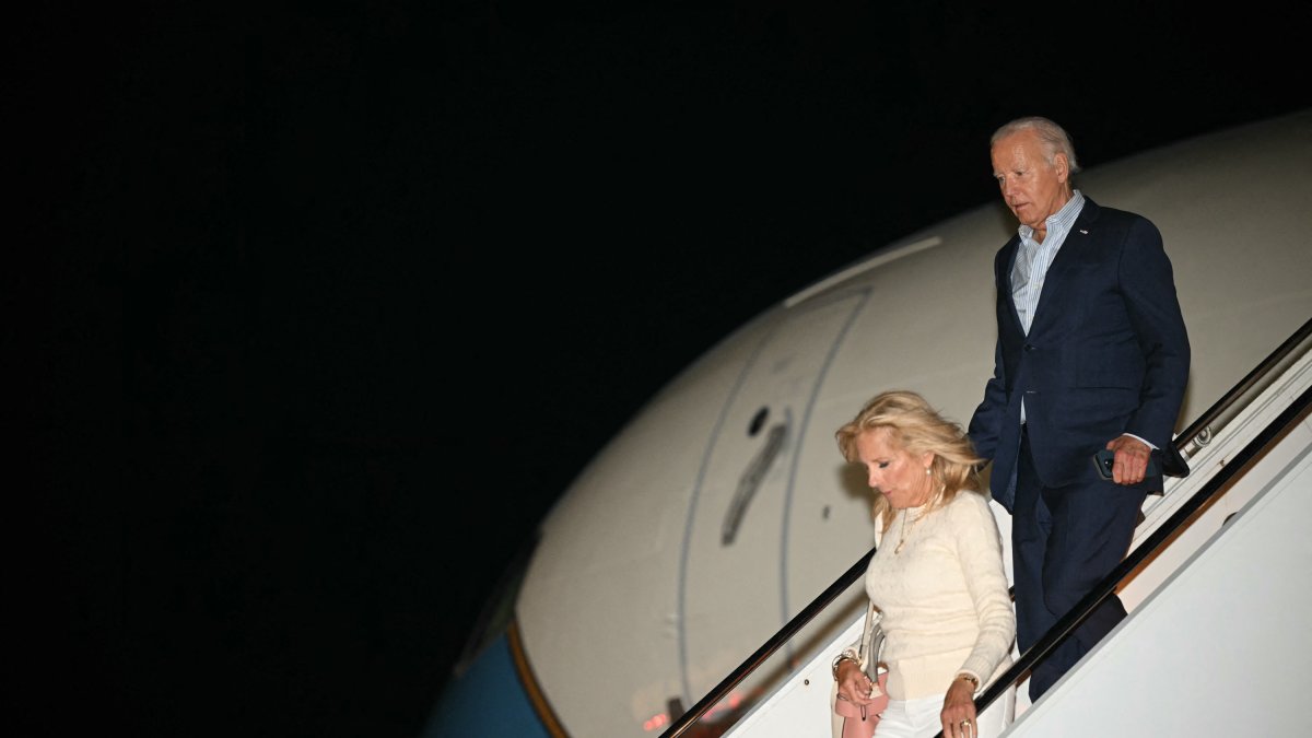 Joe Biden y la primera dama Jill Biden llegan al aeropuerto regional de Hagerstown en Hagerstown, Maryland