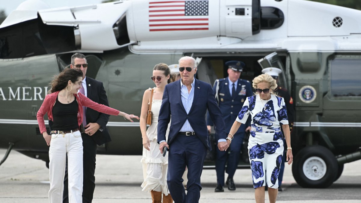 Joe Biden, su esposa Jill y dos de sus nietas descienden del Marine One.