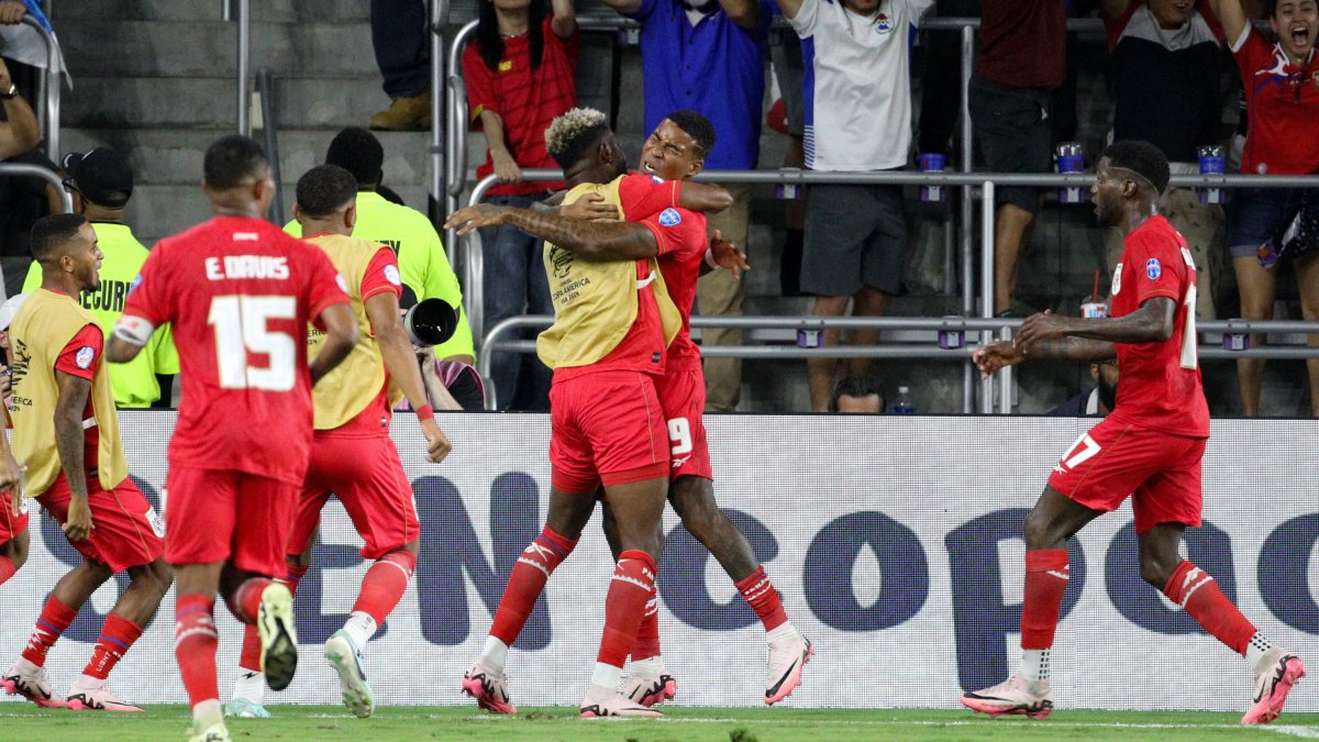 El equipo panameño celebra uno de los goles de la histórica clasificación a cuartos de final