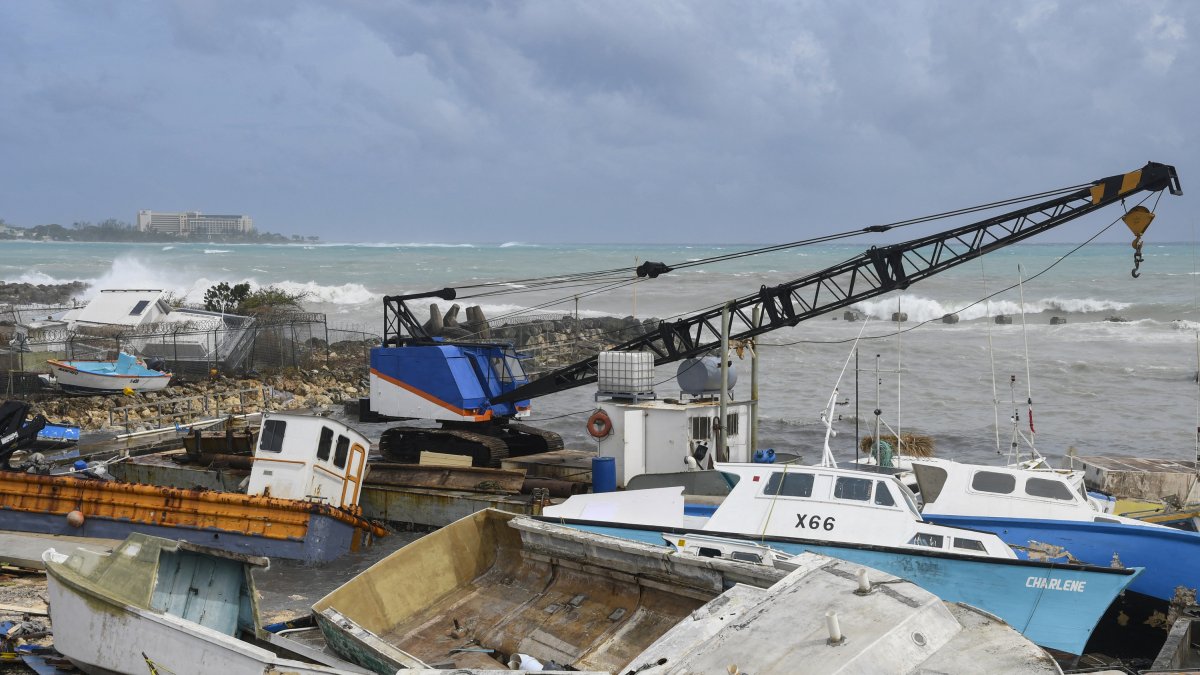 Barcos de pesca dañados varados en la orilla tras el paso del huracán Beryl en el mercado de pescado de Bridgetown, Bridgetown, Barbados, el 1 de julio de 2024