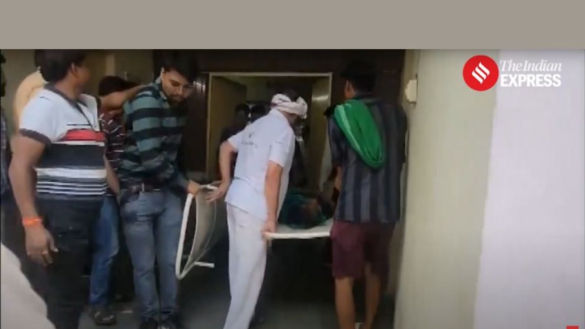 Imagen de los servicios de emergencia ayudando a los heridos tras la estampida que tuvo lugar en la India el 2 de julio de 2024